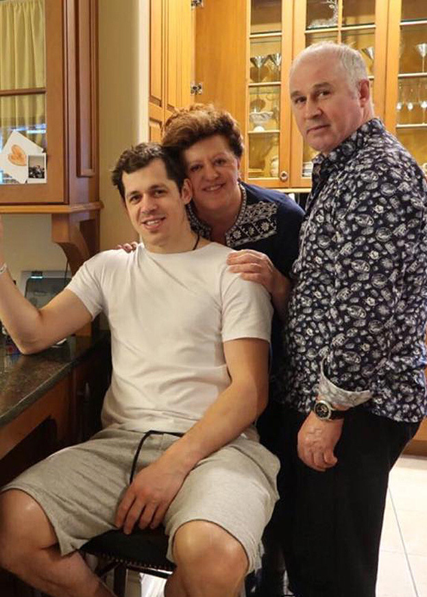 Евгений Малкин с родителями. Фото из личного архива, Соцсети Евгений Малкин с родителями. Фото из личного архива, Соцсети