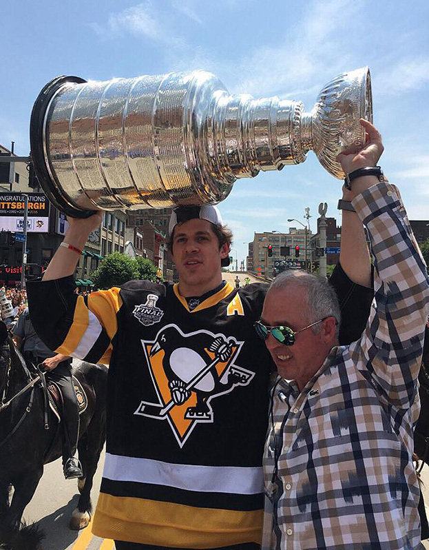 Евгений Малкин с отцом держат Кубок Стэнли. Фото из личного архива, Соцсети Евгений Малкин с отцом держат Кубок Стэнли. Фото из личного архива, Соцсети