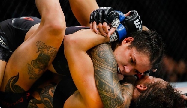 Нуньес нокаутирует хай-киком Холли Холм. Фото MMAfighting.com Нуньес нокаутирует хай-киком Холли Холм. Фото MMAfighting.com