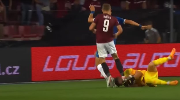 Ян Кухта наступил на голову вратарю «Слована». Ян Кухта наступил на голову вратарю «Слована».