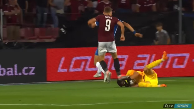 Ян Кухта наступил на голову вратарю «Слована». Ян Кухта наступил на голову вратарю «Слована».