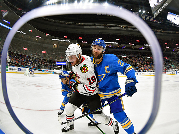 Джонатан Тейвз (слева) в игре. Джонатан Тейвз (слева) в игре.