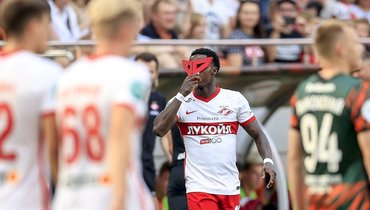 Форвард «Спартака» Квинси Промес празднует забитый мяч.