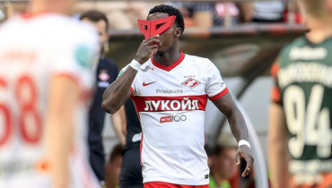 Форвард «Спартака» Квинси Промес празднует забитый мяч.