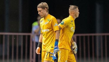 Михаил Кержаков (справа) выходит на поле после удаления Данилы Одоевского.