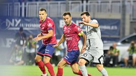 «Ливерпуль» оступился на старте, защитник «Байера» сыграл в свитере Лунева, Месси сотворил волшебство