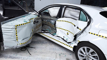 Toyota Camry провалила боковой краш-тест.