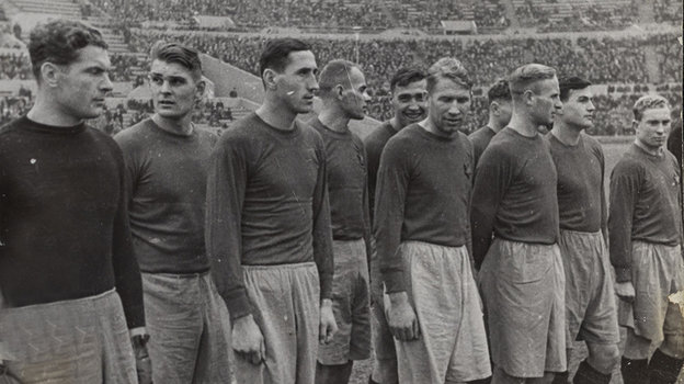 Александр Прохоров (третий слева) в составе ЦДКА. Фото из личного архива Сергея Шмитько Александр Прохоров (третий слева) в составе ЦДКА. Фото из личного архива Сергея Шмитько