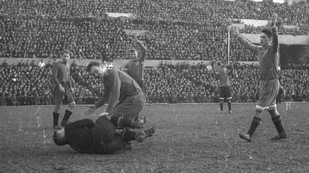 Алексей Хомич в игре, Валентин Николаев (в центре), Всеволод Блигков (справа). Фото Олег Неелов, архив «СЭ» Алексей Хомич в игре, Валентин Николаев (в центре), Всеволод Блигков (справа). Фото Олег Неелов, архив «СЭ»