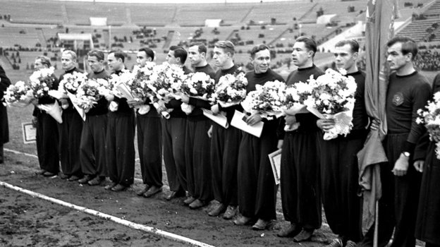 Футболисты ЦДКА: Юрий Нырков (со знаменем), Валенитн Николаев (четвертый слева). Фото из архива семьи Волковых, архив «СЭ» Футболисты ЦДКА: Юрий Нырков (со знаменем), Валенитн Николаев (четвертый слева). Фото из архива семьи Волковых, архив «СЭ»