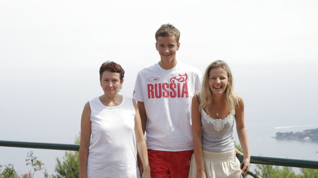 Даниил Медведев с мамой и сестрой. Фото из семейного архива Даниил Медведев с мамой и сестрой. Фото из семейного архива