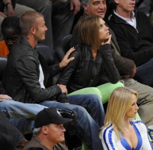 Виктория Бекхэм демонстративно отвернулась от мужа. Фото Соцсети Виктория Бекхэм демонстративно отвернулась от мужа. Фото Соцсети