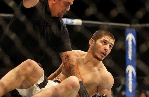 Ислам Махачев в нокауте после удара Адриано Мартинса. Фото MMAJunkie Ислам Махачев в нокауте после удара Адриано Мартинса. Фото MMAJunkie