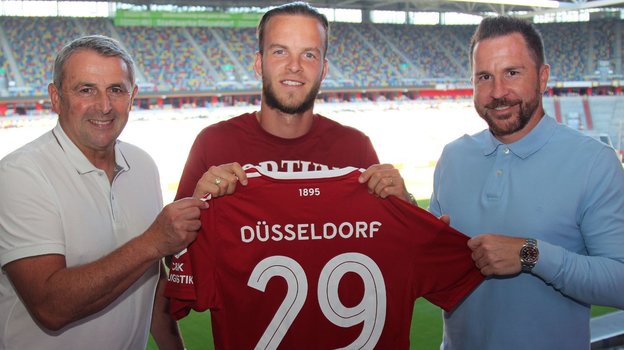 Йоррит Хендрикс (в центре) стал игроком «Фортуны». Фото ФК «Фортуна» Йоррит Хендрикс (в центре) стал игроком «Фортуны». Фото ФК «Фортуна»