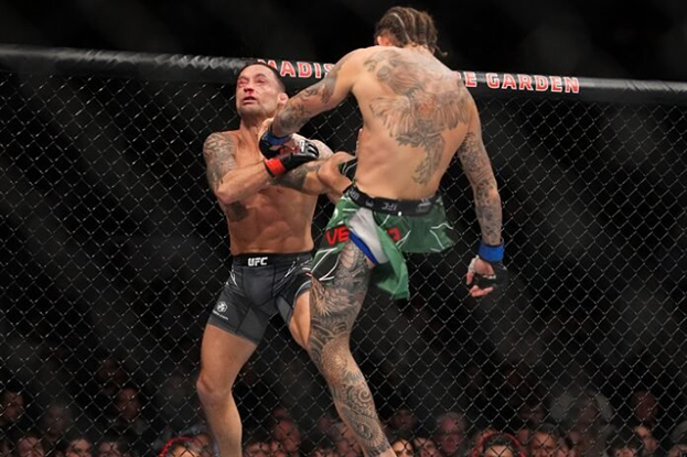 Вера нокаутирует Фрэнки Эдгара фронт-киком.