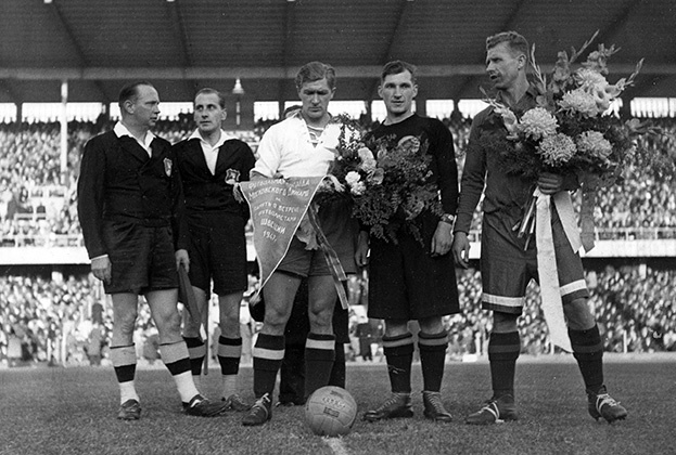 «Динамо» во время турне по Великобритании. Фото из архива семьи К. Бескова «Динамо» во время турне по Великобритании. Фото из архива семьи К. Бескова