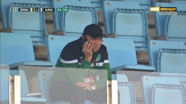 Главный тренер «Ахмата» Андрей Талалаев полтора тайма наблюдал за игрой с трибун по собственному желанию. Главный тренер «Ахмата» Андрей Талалаев полтора тайма наблюдал за игрой с трибун по собственному желанию.