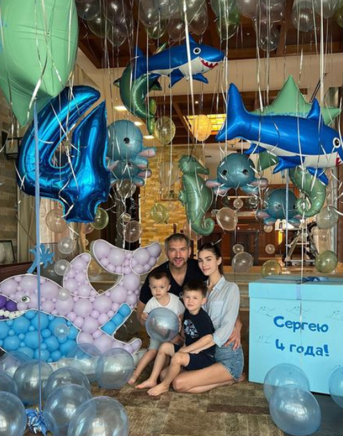 Александр Овечкин с женой и детьми. Фото Соцсети Александр Овечкин с женой и детьми. Фото Соцсети