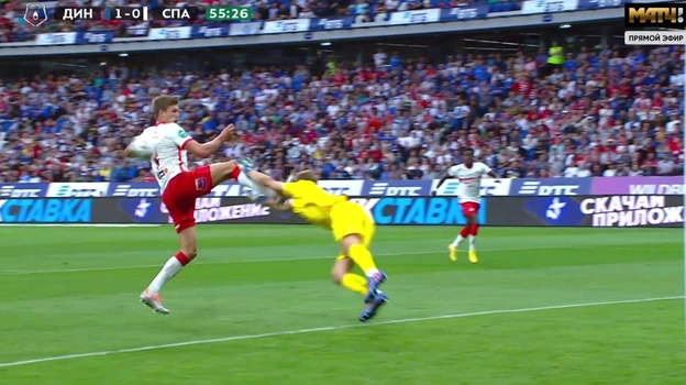 Момент с участием Александра Соболева в матче «Динамо» — «Спартак». Момент с участием Александра Соболева в матче «Динамо» — «Спартак».