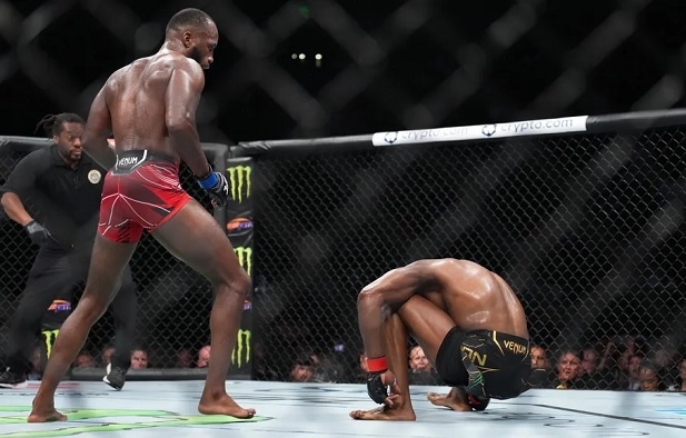 Решающий хайкик левой ногой от Леона Эдвардса. Фото Chris Unger/Zuffa LLC Решающий хайкик левой ногой от Леона Эдвардса. Фото Chris Unger/Zuffa LLC