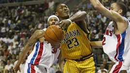 Стакан газировки испортил карьеру нескольким звездам НБА. Вспоминаем побоище в матче «Детройта» и «Индианы»