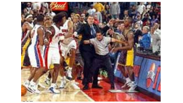 Драка во время матча НБА. Драка во время матча НБА.