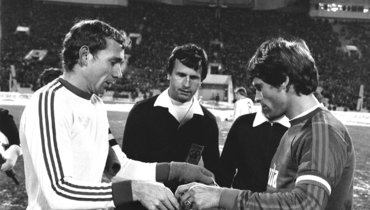 20 октября 1982 года. Москва. Лужники. «Спартак» — «Харлем» — 2:0. Рукопожатие капитанов Олега Романцева и Пита Хейга перед матчем, который закончился трагедией. На трибунах — тысячи болельщиков.