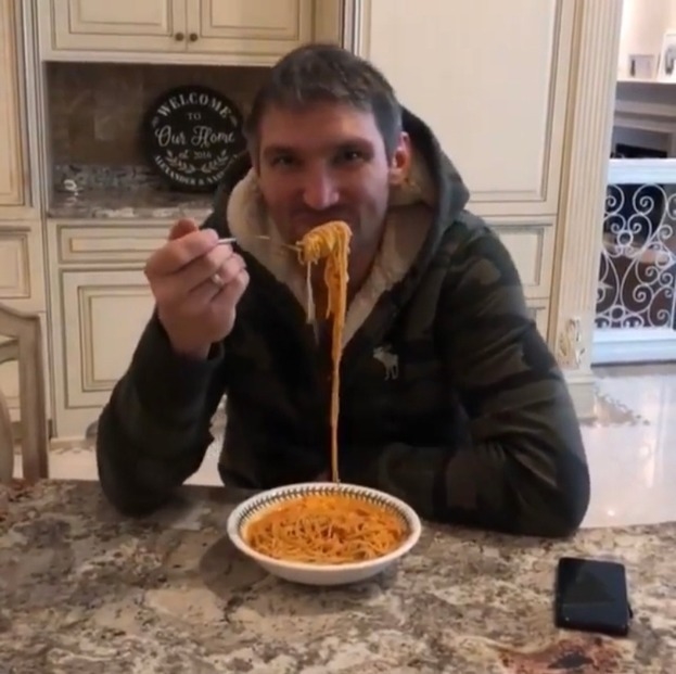 Овечкин ест пасту. Фото Соцсети Овечкин ест пасту. Фото Соцсети