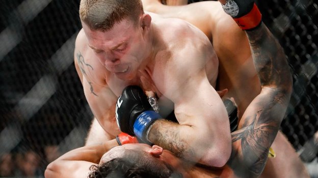 Пол Фелдер забивает локтями Чарльза Оливейру. Фото Ester Lin для MMAfighting.com Пол Фелдер забивает локтями Чарльза Оливейру. Фото Ester Lin для MMAfighting.com