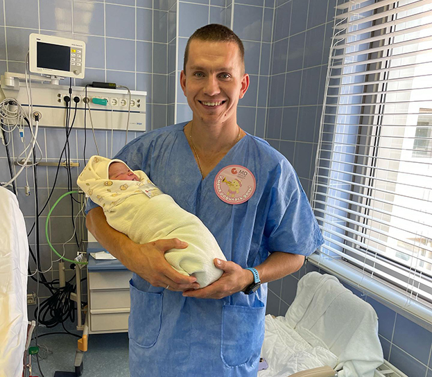 Александр Большунов с новорожденной дочерью. Фото Соцсети Александр Большунов с новорожденной дочерью. Фото Соцсети