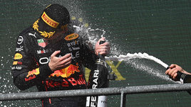 Ферстаппен прорвался с 13-го места и победил. А Хэмилтона обозвали «идиотом»