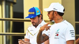 Хэмилтона назвали идиотом, он ответил. Алонсо скандалит с британцем