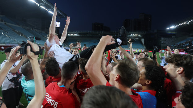 Игроки 2Drots с тренером Дмитрием Кузнецовым после победы над «Чертаново» (3:0) в 1/256 финала Кубка России. Фото Василий Пономарев 2Drots Игроки 2Drots с тренером Дмитрием Кузнецовым после победы над «Чертаново» (3:0) в 1/256 финала Кубка России. Фото Василий Пономарев 2Drots