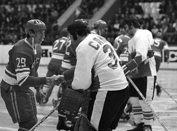 Хоккеисты сборных СССР и Канады обмениваются рукопожатиями. Фото РИА Новости Хоккеисты сборных СССР и Канады обмениваются рукопожатиями. Фото РИА Новости