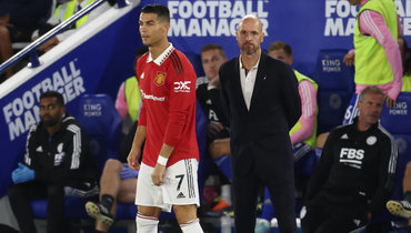 Эрик тен Хаг и Криштиану Роналду в матче с «Лестером».