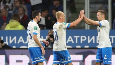 Денис Макаров, Константин Тюкавин и Сергей Паршивлюк радуются забитому голу в ворота «Урала».