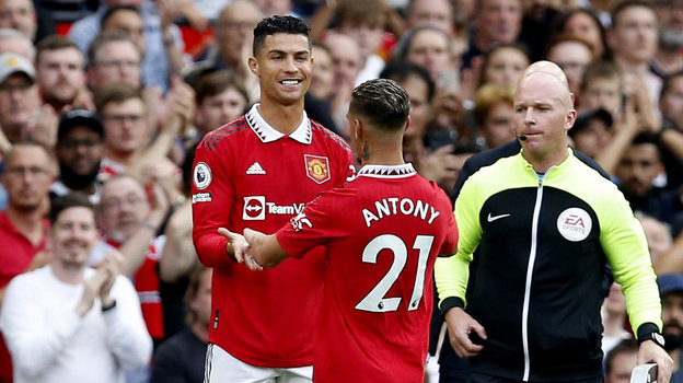 «Манчестер Юнайтед» — «Арсенал». Роналду меняет Антони. Фото Reuters «Манчестер Юнайтед» — «Арсенал». Роналду меняет Антони. Фото Reuters