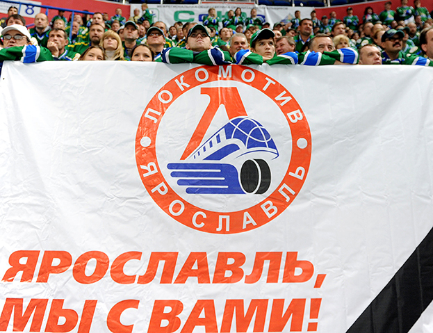 Болельщики после трагедии. Фото photo.khl.ru Болельщики после трагедии. Фото photo.khl.ru