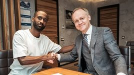 В детстве играл босиком, может бегать весь день и благодарен Кройфу. Капитан сборной Израиля перешел в «Динамо»