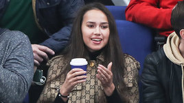 Гром и молния. Загитова на хоккее!