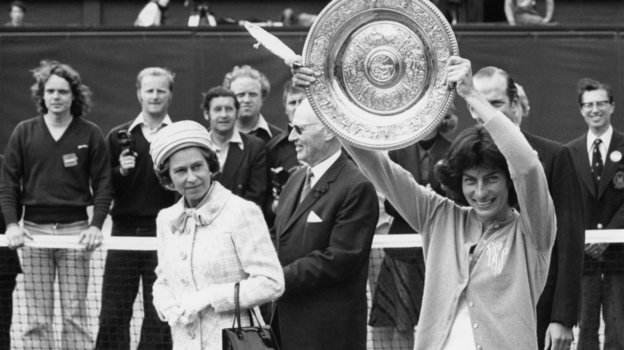 Елизавета II и теннисистка Сара Вирджиния Уэйд. Елизавета II и теннисистка Сара Вирджиния Уэйд.