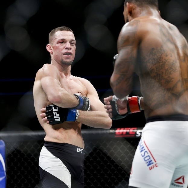 Нейт Диаз подначивает Майкла Джонсона во время их поединка на UFC on Fox 17. Фото MMAfighting.com Нейт Диаз подначивает Майкла Джонсона во время их поединка на UFC on Fox 17. Фото MMAfighting.com