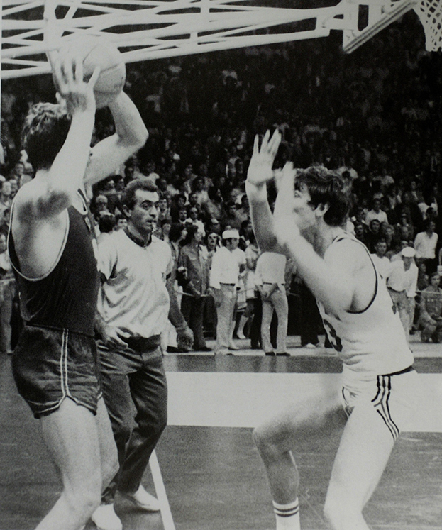 Иван Едешко делает первую попытку отдать пас Александру Белову. Фото архив «СЭ» Иван Едешко делает первую попытку отдать пас Александру Белову. Фото архив «СЭ»