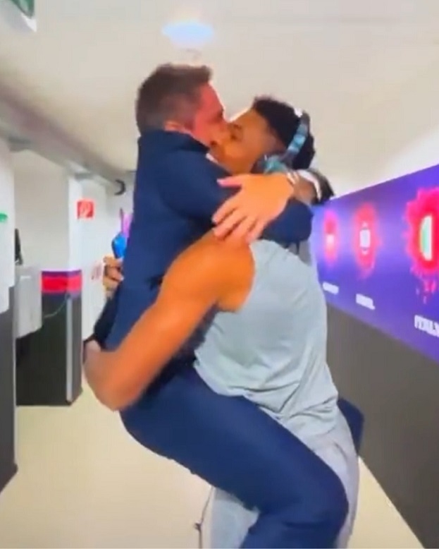 Объятия Поццекко и Адетокунбо. Объятия Поццекко и Адетокунбо.