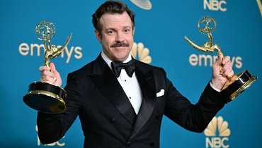 Актер Джейсон Судейкис.