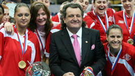 Заказчики не установлены. В деле об убийстве Шабтая Калмановича есть приговор, но нет ясности