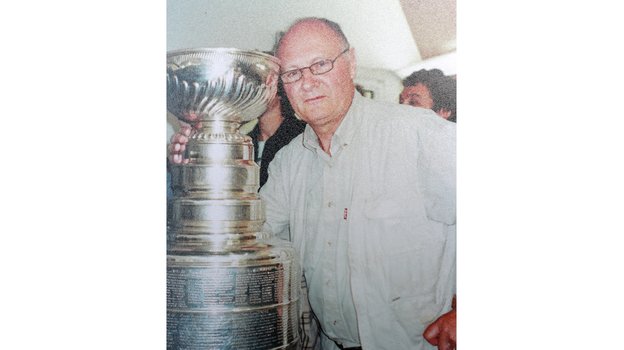Владимир Писаревский с Кубком Стэнли. Фото из личного архива Владимира Писаревского Владимир Писаревский с Кубком Стэнли. Фото из личного архива Владимира Писаревского
