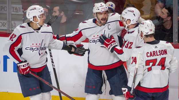 Александр Овечкин (№8) празднует один из 50 голов в конце сезона-2021/22 вместе с партнерами по «Вашингтону» — Евгением Кузнецовым (№92), Джоном Карлсоном (№74) и Мартином Фехервари. Фото Global Look Press Александр Овечкин (№8) празднует один из 50 голов в конце сезона-2021/22 вместе с партнерами по «Вашингтону» — Евгением Кузнецовым (№92), Джоном Карлсоном (№74) и Мартином Фехервари. Фото Global Look Press