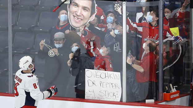 Александр Овечкин дарит клюшку болельщикам с его фото. Фото Global Look Press Александр Овечкин дарит клюшку болельщикам с его фото. Фото Global Look Press