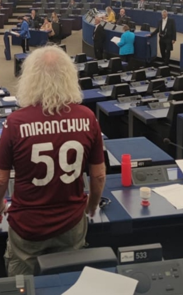 Депутат Европарламента Мик Уоллес в футболке «Торино» с фамилией Алексея Миранчука. Фото Соцсети Депутат Европарламента Мик Уоллес в футболке «Торино» с фамилией Алексея Миранчука. Фото Соцсети